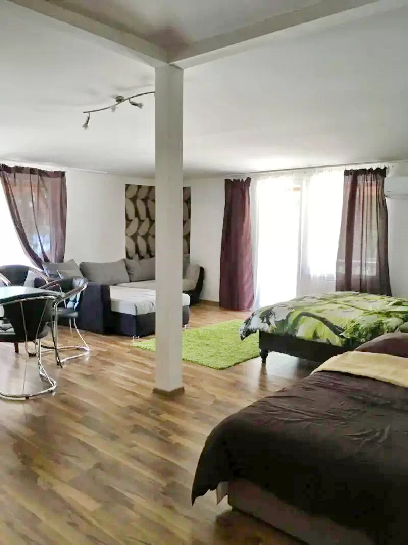  Cazare | Pensiune turistică (K0350-45) Imaginea poate fi supusă drepturilor de autor. Se recomandă contactarea titularului drepturilor.