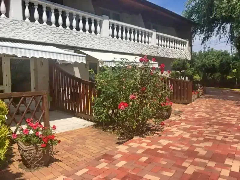  Cazare | Pensiune turistică (K0350-50) Imaginea poate fi supusă drepturilor de autor. Se recomandă contactarea titularului drepturilor.