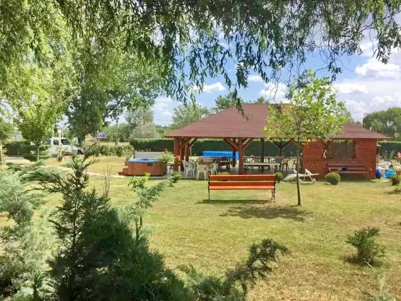  Cazare | Pensiune turistică (K0350-52) Imaginea poate fi supusă drepturilor de autor. Se recomandă contactarea titularului drepturilor.