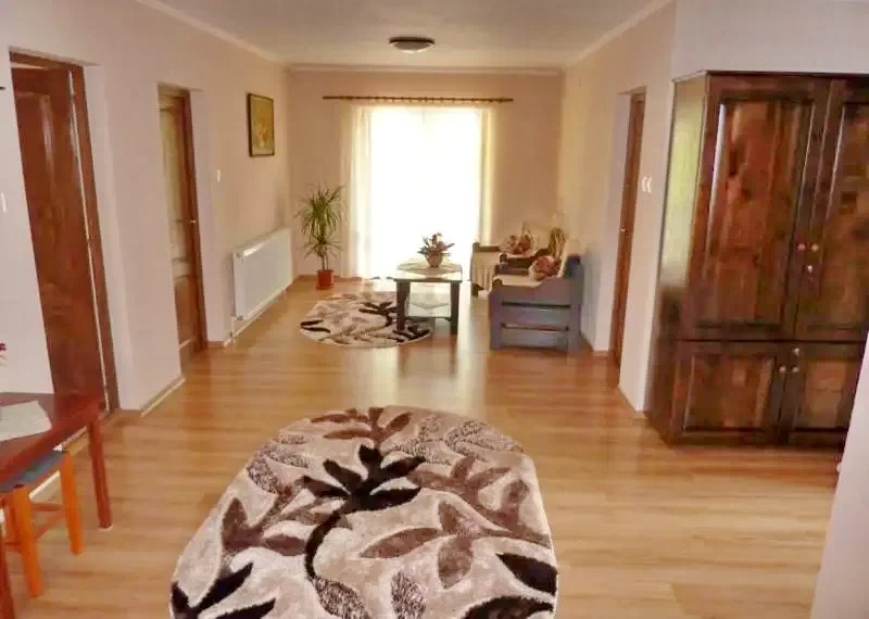 Pârâu Satu Mare Cazare | Cabană (K0220-38) Imaginea poate fi supusă drepturilor de autor. Se recomandă contactarea titularului drepturilor.