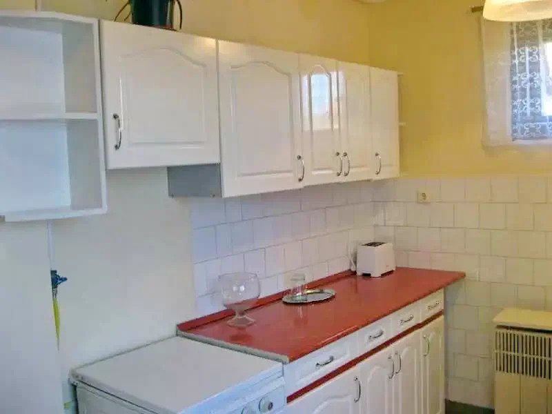  Cazare | Casă de apartamente (K0836-4) Imaginea poate fi supusă drepturilor de autor. Se recomandă contactarea titularului drepturilor.