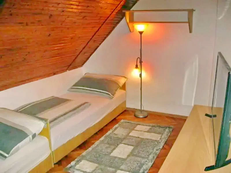  Cazare | Casă de apartamente (K0836-12) Imaginea poate fi supusă drepturilor de autor. Se recomandă contactarea titularului drepturilor.