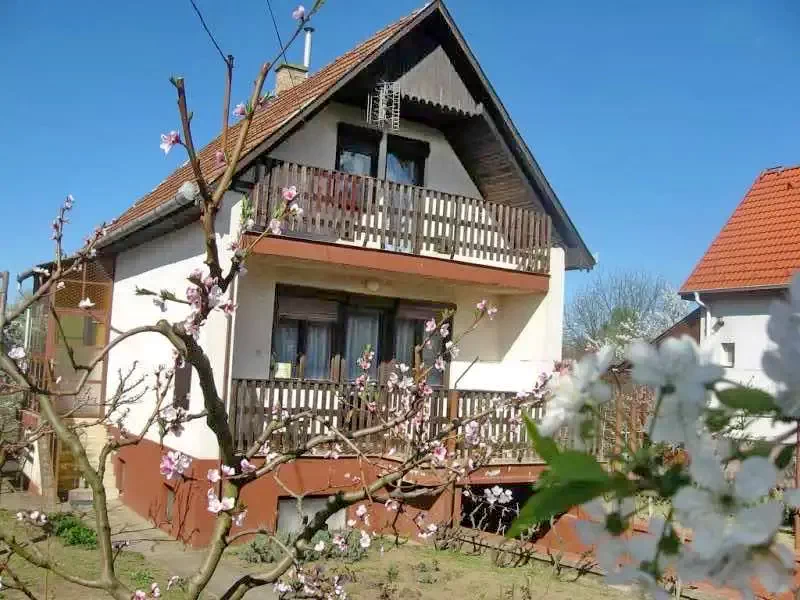  Cazare | Casă de apartamente (K0836-22) Imaginea poate fi supusă drepturilor de autor. Se recomandă contactarea titularului drepturilor.