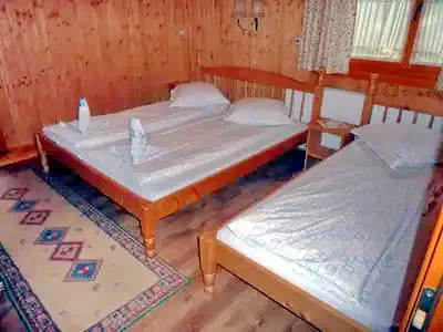 Barajul Zetea Cazare | Cabană (K0471-4) Imaginea poate fi supusă drepturilor de autor. Se recomandă contactarea titularului drepturilor.