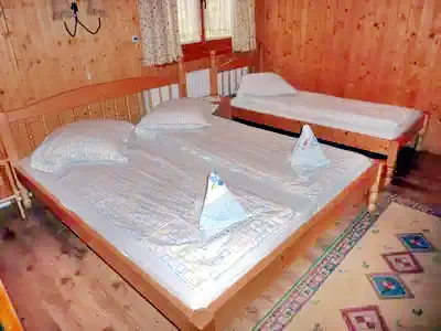 Barajul Zetea Cazare | Cabană (K0471-8) Imaginea poate fi supusă drepturilor de autor. Se recomandă contactarea titularului drepturilor.