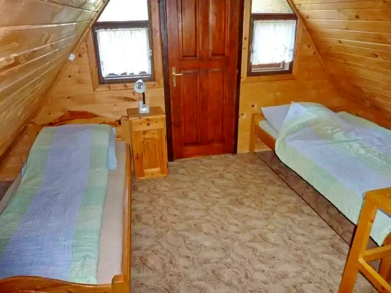 Barajul Zetea Cazare | Cabană (K0484-27) Imaginea poate fi supusă drepturilor de autor. Se recomandă contactarea titularului drepturilor.