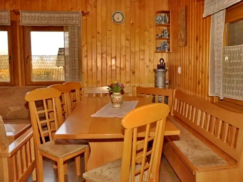 Barajul Zetea Cazare | Cabană (K0485-40) Imaginea poate fi supusă drepturilor de autor. Se recomandă contactarea titularului drepturilor.