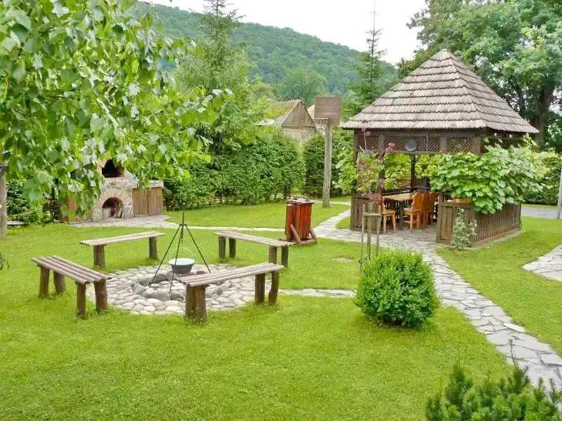 Barajul Zetea Cazare | Cabană (K0486-14) Imaginea poate fi supusă drepturilor de autor. Se recomandă contactarea titularului drepturilor.