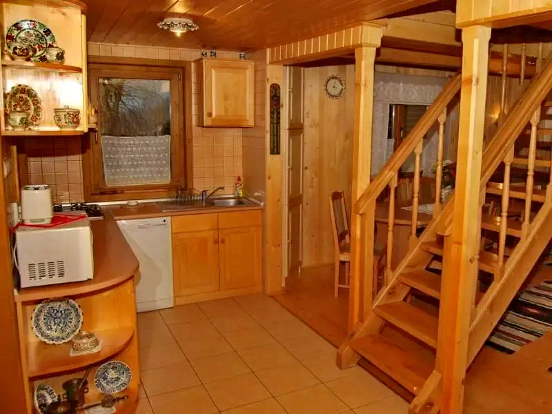 Barajul Zetea Cazare | Cabană (K0486-40) Imaginea poate fi supusă drepturilor de autor. Se recomandă contactarea titularului drepturilor.