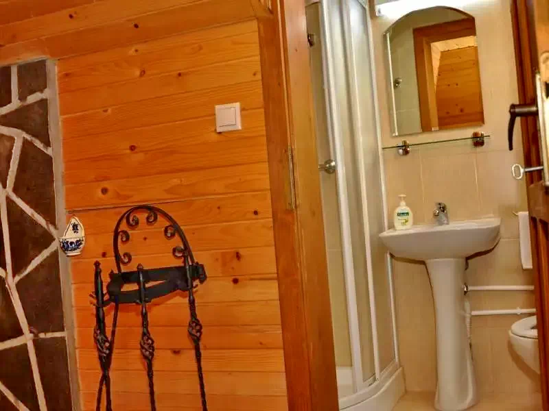 Barajul Zetea Cazare | Cabană (K0486-64) Imaginea poate fi supusă drepturilor de autor. Se recomandă contactarea titularului drepturilor.
