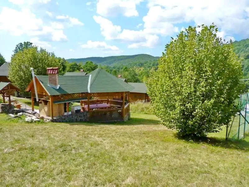 Barajul Zetea Cazare | Cabană (K0470-28) Imaginea poate fi supusă drepturilor de autor. Se recomandă contactarea titularului drepturilor.