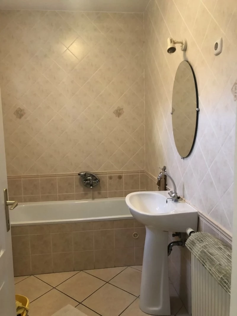  Cazare | Casă de apartamente (K0533-8) Imaginea poate fi supusă drepturilor de autor. Se recomandă contactarea titularului drepturilor.