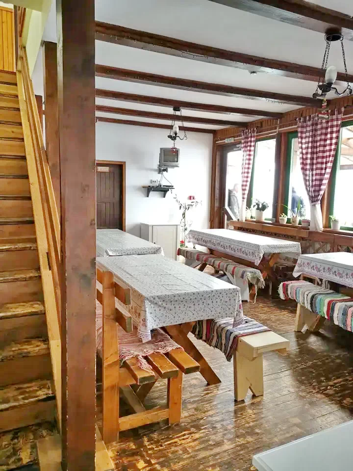 Cazare Bucin - Cabana Bogdán*|Bucsin - Bogdán Menedékház*. Imaginea poate fi supusă drepturilor de autor. Se recomandă contactarea titularului drepturilor.