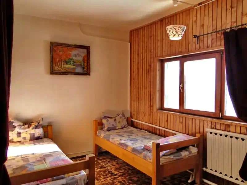 Cazare Bucin - Cabana Bogdán*|Bucsin - Bogdán Menedékház*. Imaginea poate fi supusă drepturilor de autor. Se recomandă contactarea titularului drepturilor.