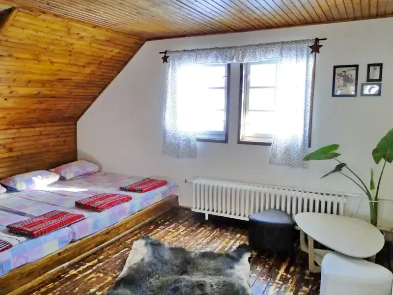 Cazare Bucin - Cabana Bogdán*|Bucsin - Bogdán Menedékház*. Imaginea poate fi supusă drepturilor de autor. Se recomandă contactarea titularului drepturilor.
