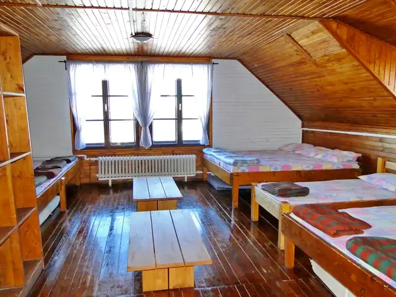Cazare Bucin - Cabana Bogdán*|Bucsin - Bogdán Menedékház*. Imaginea poate fi supusă drepturilor de autor. Se recomandă contactarea titularului drepturilor.