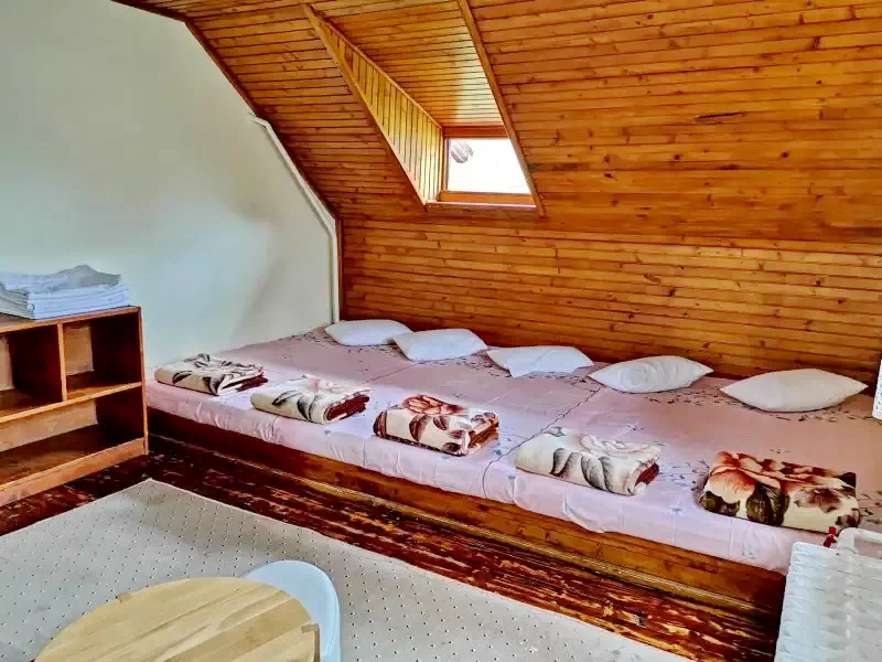 Pasul Bucin Cazare | Căsuțe tip camping (K0613-16) Imaginea poate fi supusă drepturilor de autor. Se recomandă contactarea titularului drepturilor.