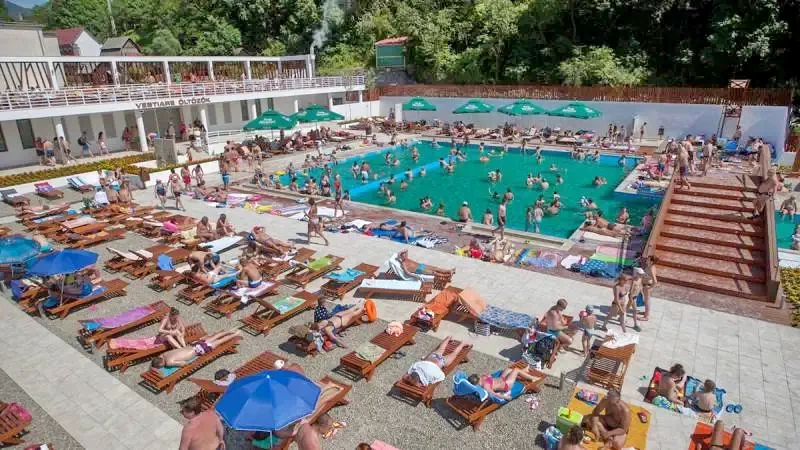 Cazare Bucin - Cabana Bogdán*|Bucsin - Bogdán Menedékház*. Imaginea poate fi supusă drepturilor de autor. Se recomandă contactarea titularului drepturilor.