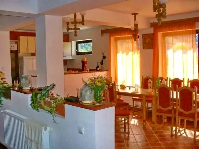Praid Cazare | Pensiune (K0977-3) Imaginea poate fi supusă drepturilor de autor. Se recomandă contactarea titularului drepturilor.