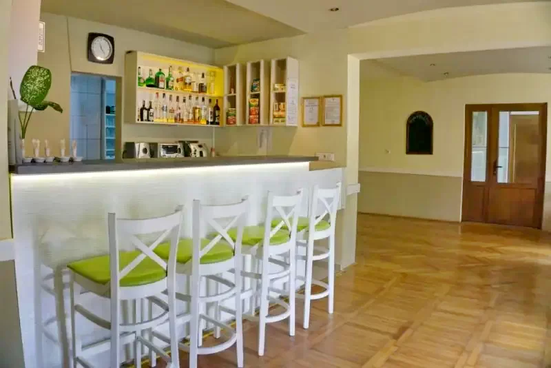 Miercurea Ciuc Cazare | Hotel** (K1402-7) Imaginea poate fi supusă drepturilor de autor. Se recomandă contactarea titularului drepturilor.