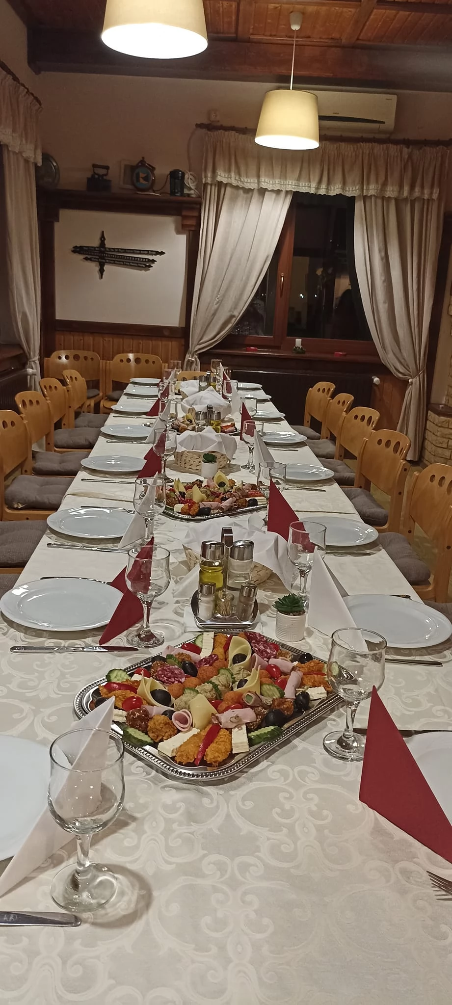 Caransebeș Cazare | Pensiune (K1457-23) Imaginea poate fi supusă drepturilor de autor. Se recomandă contactarea titularului drepturilor.