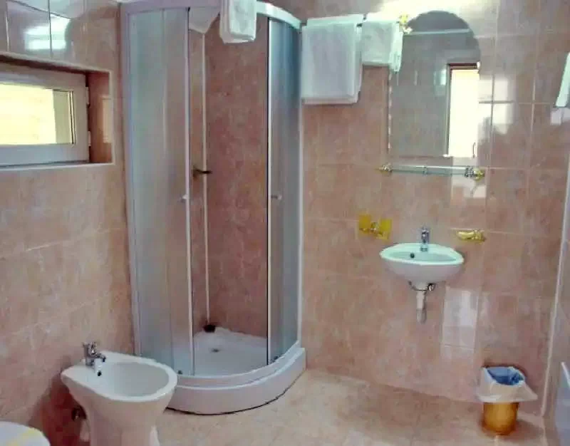 Oradea Cazare | Motel (K0957-10) Imaginea poate fi supusă drepturilor de autor. Se recomandă contactarea titularului drepturilor.