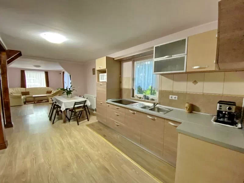 Sovata Cazare | Casă de oaspeți (K1414-20) Imaginea poate fi supusă drepturilor de autor. Se recomandă contactarea titularului drepturilor.