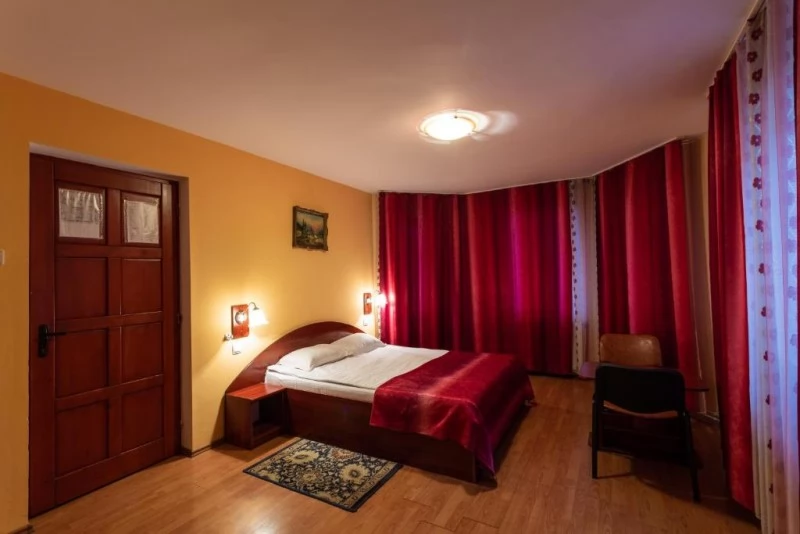 Băile 1 Mai Cazare | Motel (K0944-9) Imaginea poate fi supusă drepturilor de autor. Se recomandă contactarea titularului drepturilor.