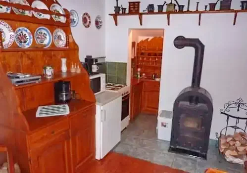 Sub Cetate Cazare | Sat de vacanță (K0500-8) Imaginea poate fi supusă drepturilor de autor. Se recomandă contactarea titularului drepturilor.