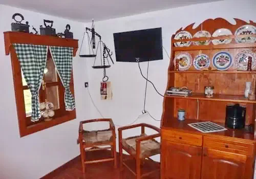 Sub Cetate Cazare | Sat de vacanță (K0500-9) Imaginea poate fi supusă drepturilor de autor. Se recomandă contactarea titularului drepturilor.