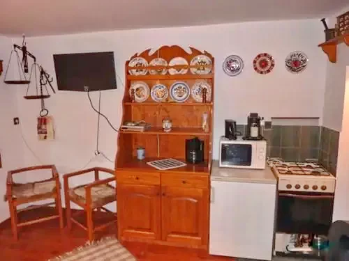 Sub Cetate Cazare | Sat de vacanță (K0500-10) Imaginea poate fi supusă drepturilor de autor. Se recomandă contactarea titularului drepturilor.