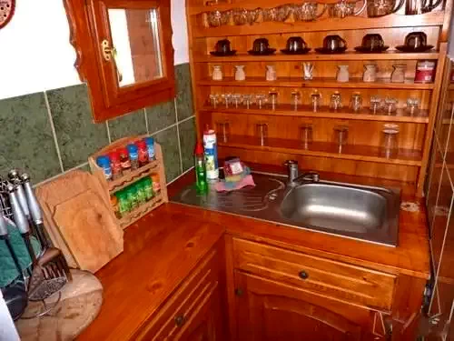 Sub Cetate Cazare | Sat de vacanță (K0500-11) Imaginea poate fi supusă drepturilor de autor. Se recomandă contactarea titularului drepturilor.