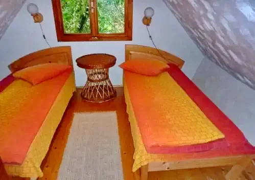 Sub Cetate Cazare | Sat de vacanță (K0500-13) Imaginea poate fi supusă drepturilor de autor. Se recomandă contactarea titularului drepturilor.