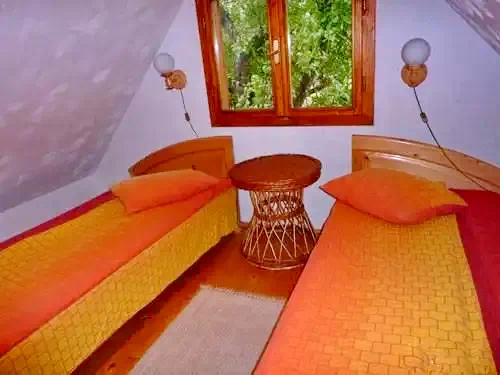 Sub Cetate Cazare | Sat de vacanță (K0500-14) Imaginea poate fi supusă drepturilor de autor. Se recomandă contactarea titularului drepturilor.