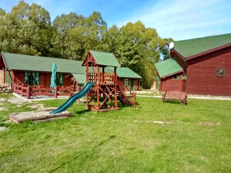 Sub Cetate Cazare | Sat de vacanță (K0614-12) Imaginea poate fi supusă drepturilor de autor. Se recomandă contactarea titularului drepturilor.