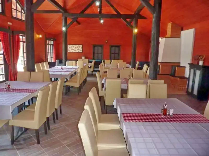 Sub Cetate Cazare | Sat de vacanță (K0614-66) Imaginea poate fi supusă drepturilor de autor. Se recomandă contactarea titularului drepturilor.