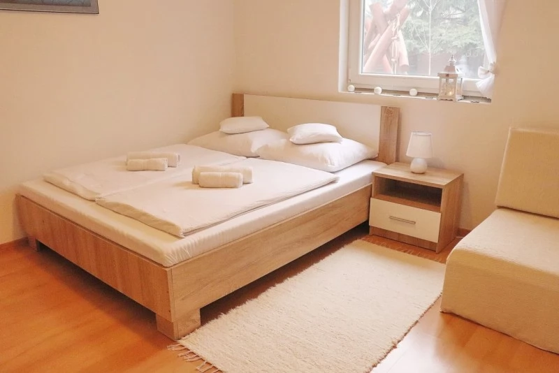 Gyula Szállás | Apartman (K0936-10) A kép szerzői jogvédelem alatt állhat. Javasolt a kapcsolatfelvétel a jog tulajdonossal.