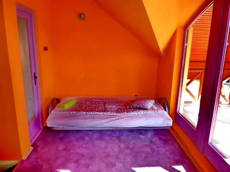 Sub Cetate Cazare | Cabană (K1138-18) Imaginea poate fi supusă drepturilor de autor. Se recomandă contactarea titularului drepturilor.