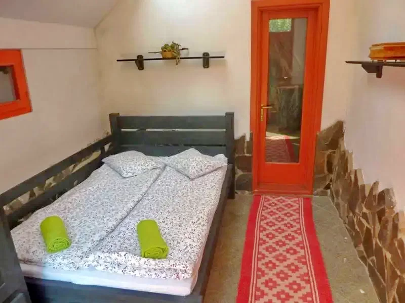 Sub Cetate Cazare | Cabană (K1138-24) Imaginea poate fi supusă drepturilor de autor. Se recomandă contactarea titularului drepturilor.