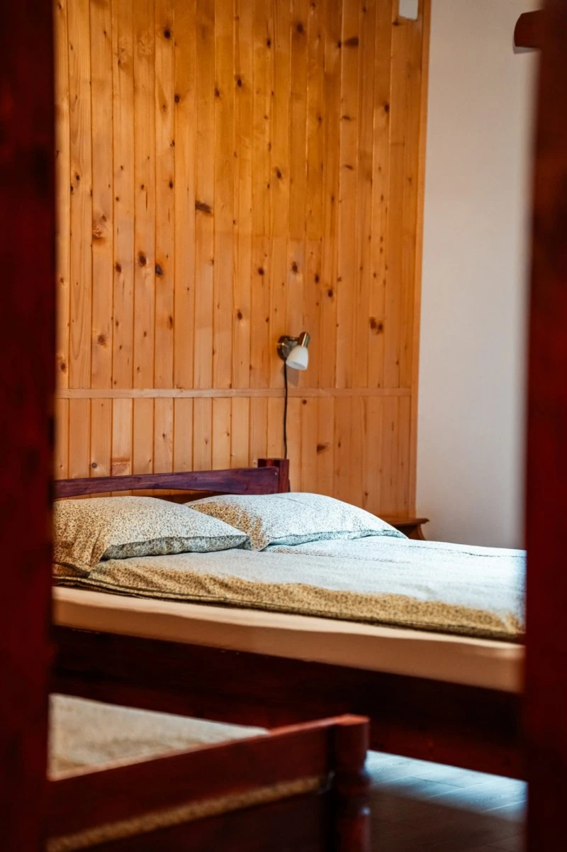 Izvoare Cazare | Cabană (K0225-12) Imaginea poate fi supusă drepturilor de autor. Se recomandă contactarea titularului drepturilor.