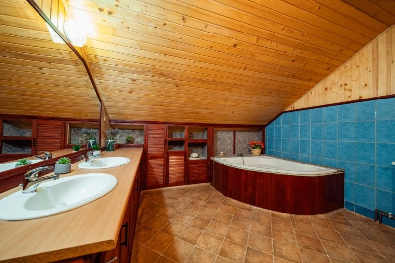 Izvoare Cazare | Cabană (K0225-15) Imaginea poate fi supusă drepturilor de autor. Se recomandă contactarea titularului drepturilor.