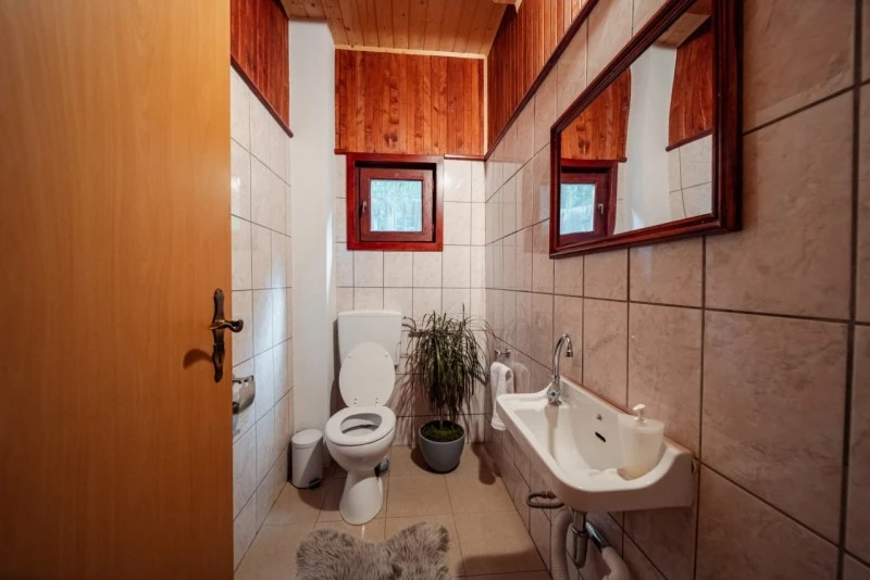 Izvoare Cazare | Cabană (K0225-34) Imaginea poate fi supusă drepturilor de autor. Se recomandă contactarea titularului drepturilor.