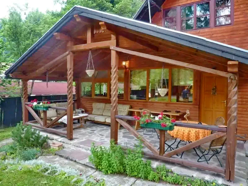 Izvoare Cazare | Cabană (K0281-6) Imaginea poate fi supusă drepturilor de autor. Se recomandă contactarea titularului drepturilor.