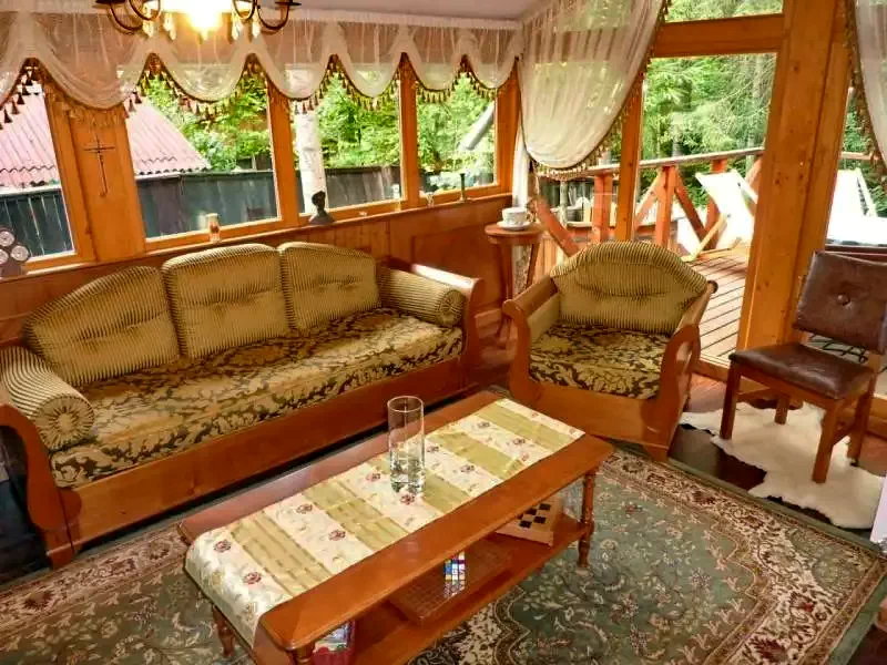 Izvoare Cazare | Cabană (K0281-22) Imaginea poate fi supusă drepturilor de autor. Se recomandă contactarea titularului drepturilor.