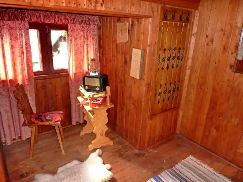 Izvoare Cazare | Cabană (K0281-32) Imaginea poate fi supusă drepturilor de autor. Se recomandă contactarea titularului drepturilor.