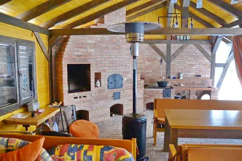 Izvoare Cazare | Cabană (K0388-22) Imaginea poate fi supusă drepturilor de autor. Se recomandă contactarea titularului drepturilor.