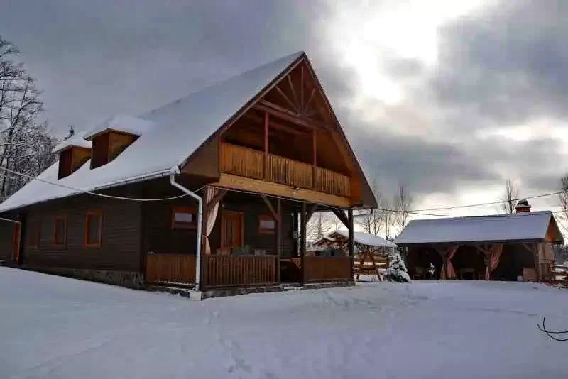 Izvoare Cazare | Cabană (K0388-23) Imaginea poate fi supusă drepturilor de autor. Se recomandă contactarea titularului drepturilor.