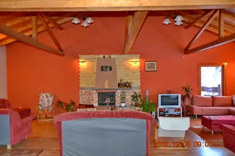 Izvoare Cazare | Cabană (K0388-42) Imaginea poate fi supusă drepturilor de autor. Se recomandă contactarea titularului drepturilor.