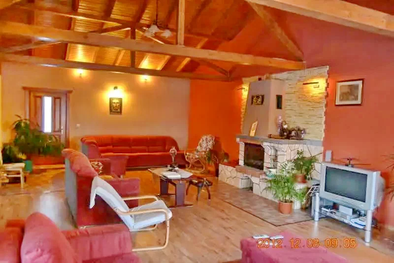 Izvoare Cazare | Cabană (K0388-44) Imaginea poate fi supusă drepturilor de autor. Se recomandă contactarea titularului drepturilor.