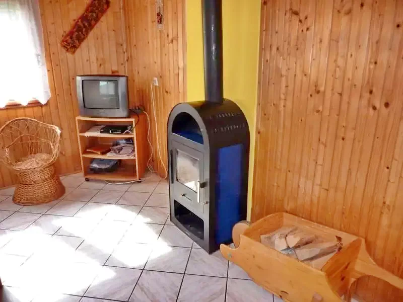 Izvoare Cazare | Cabană (K0390-17) Imaginea poate fi supusă drepturilor de autor. Se recomandă contactarea titularului drepturilor.